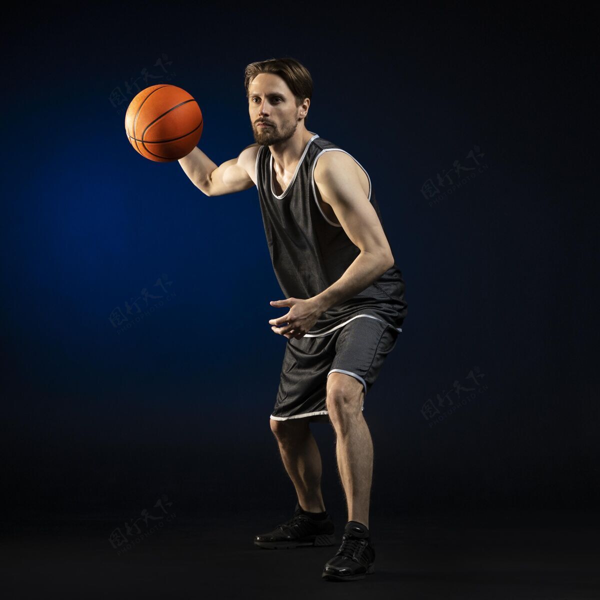 生活方式一个拿着篮球的运动员健康男人篮球