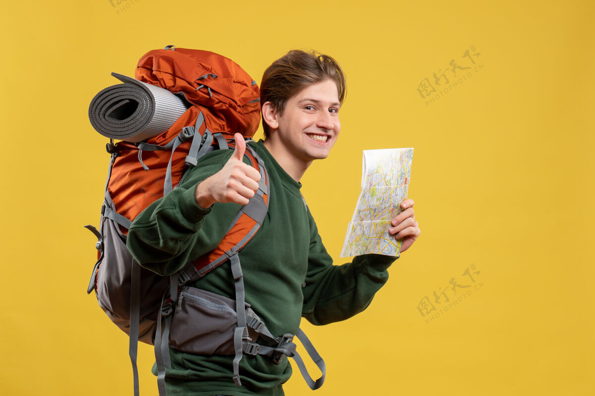人正面图年轻男子背着背包拿着地图旅游黄色人