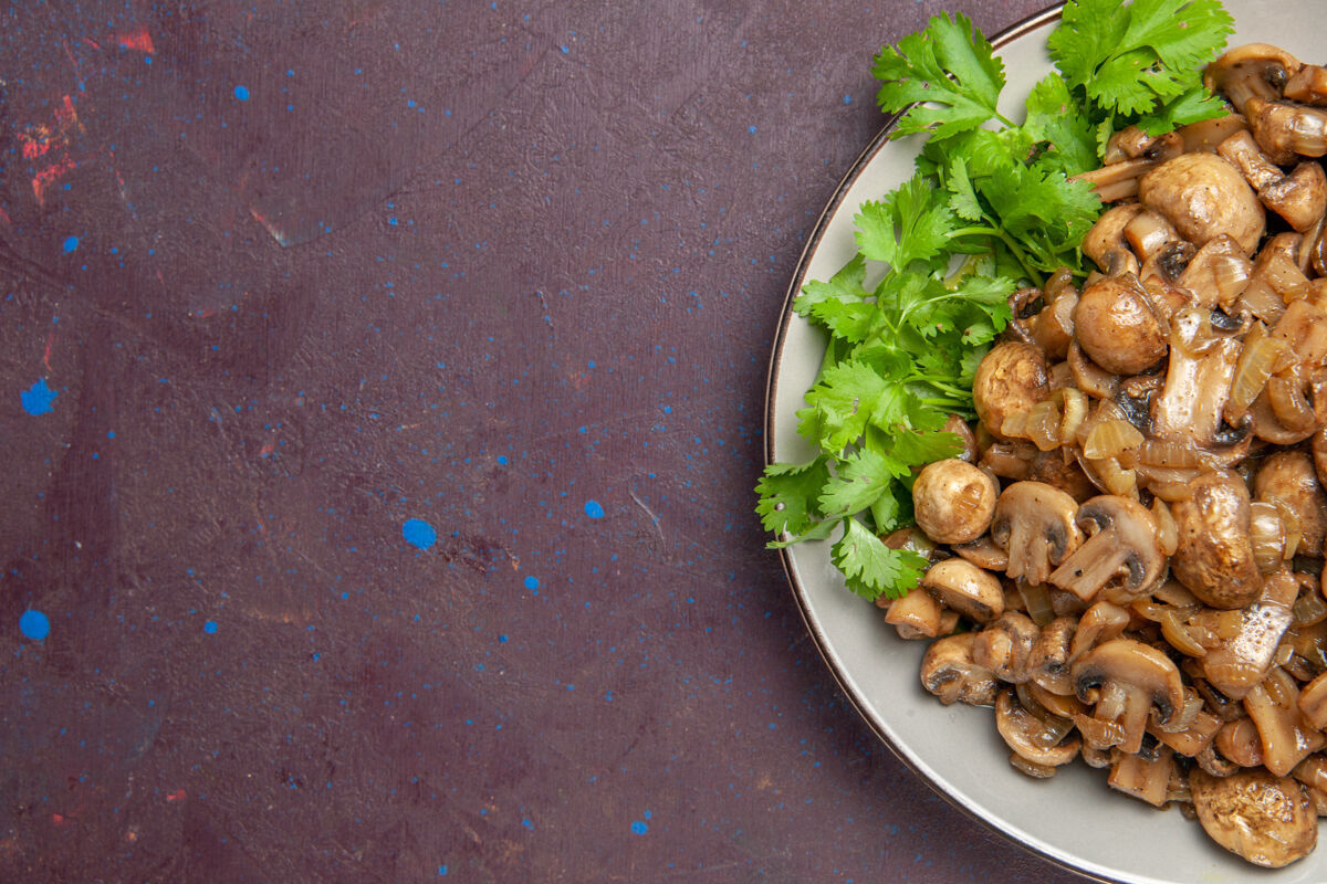 食用坚果俯瞰美味的熟蘑菇和绿色的深色背景菜晚餐野生植物食物晚餐食品顶部