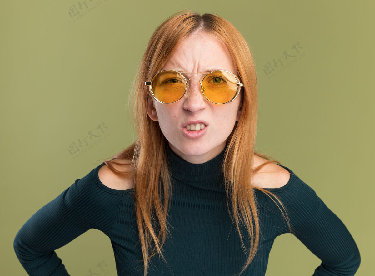 红发一个戴着太阳眼镜 满脸雀斑的年轻红发姜黄色女孩看着镜头姜女孩眼镜