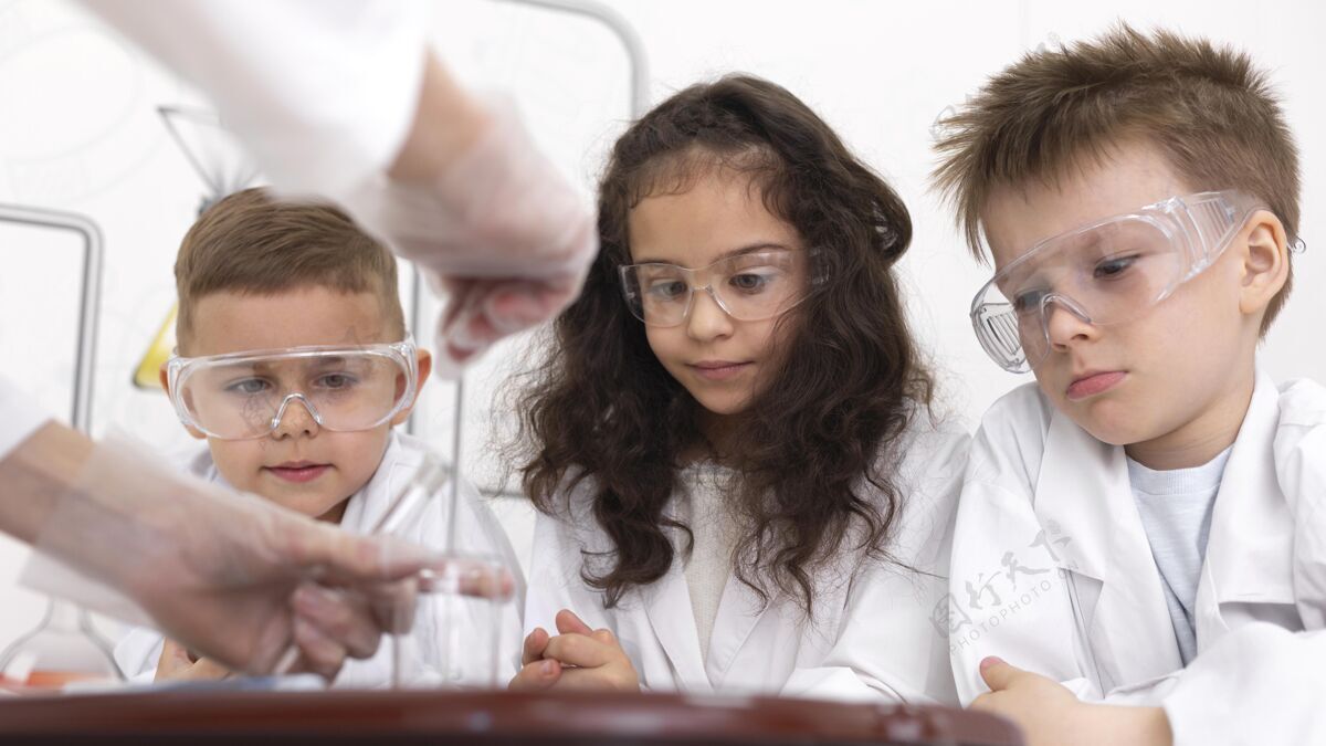 实验室孩子们在学校做化学实验学校测试学习