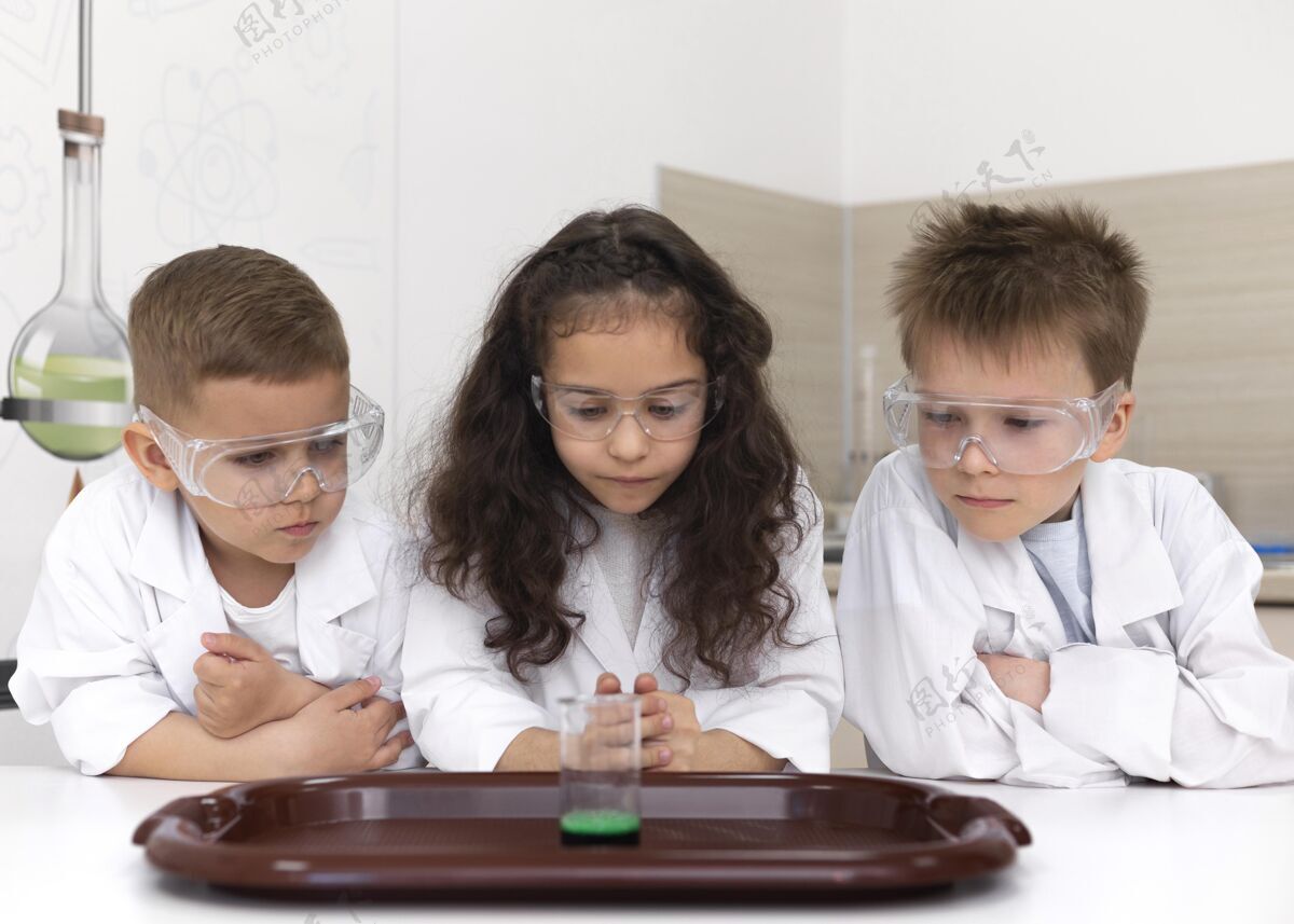化学孩子们在学校做化学实验测试安全科学