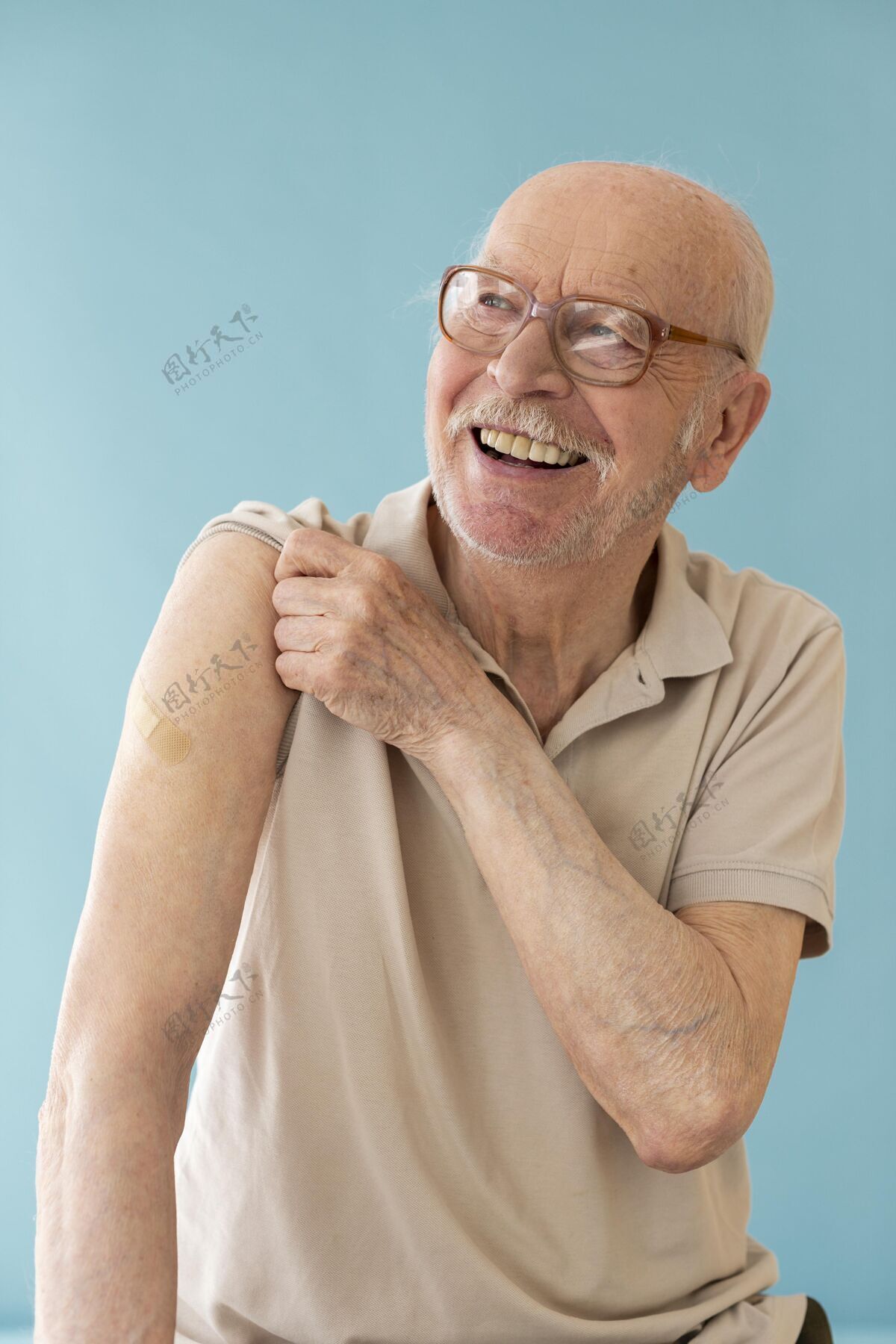 老年人笑眯眯的老头儿打过疫苗中枪病人健康医学