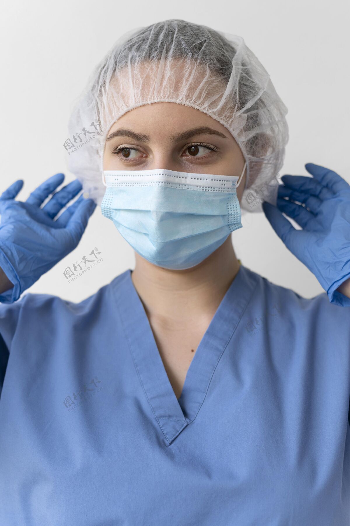 妇女年轻的女医生戴着防护装备人面罩设备