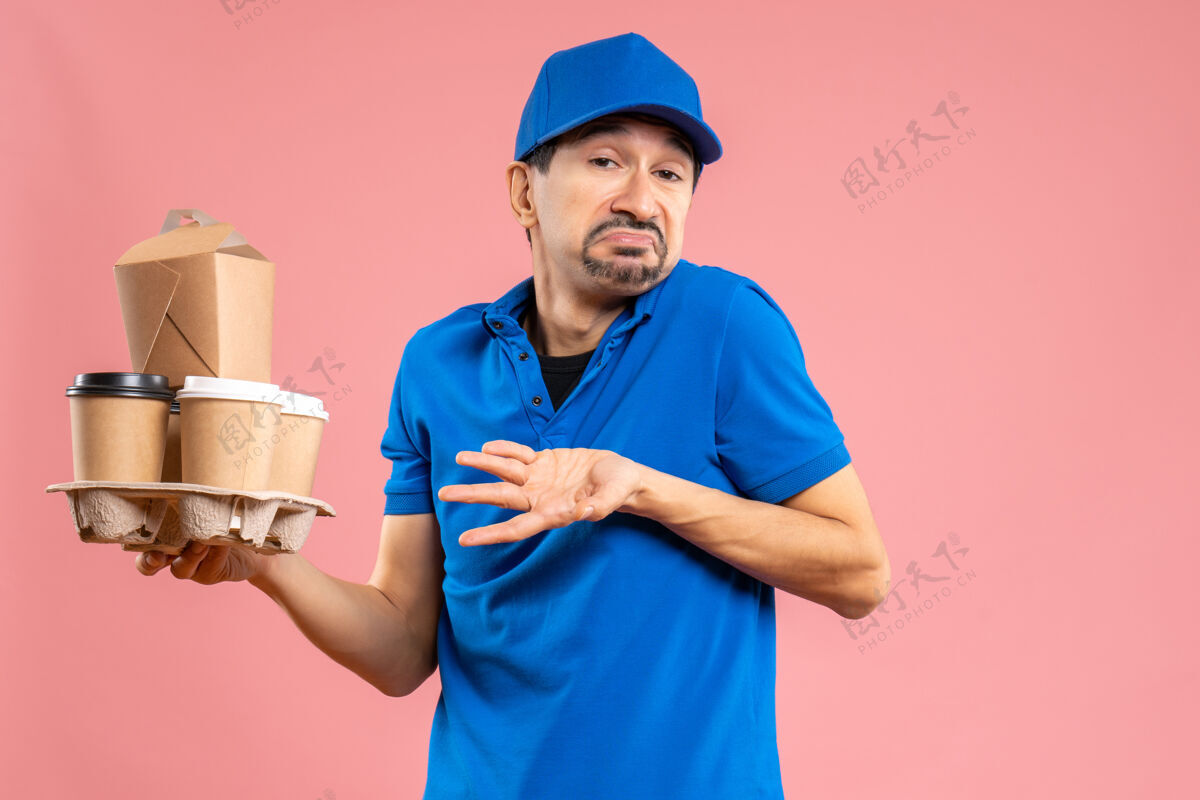 头盔困惑情绪的男性送货员戴着帽子拿着订单前视图送货员正面情绪