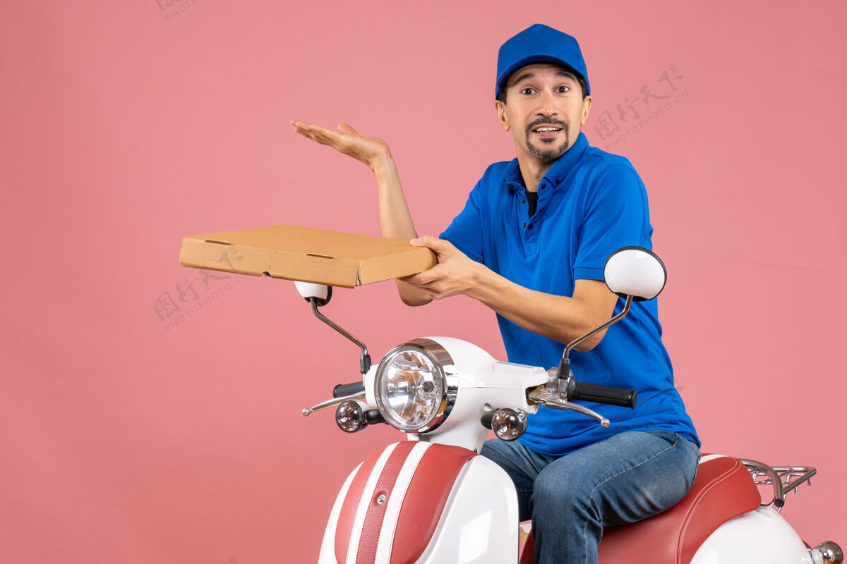 滑板车前视图的快递员戴着帽子坐在踏板车上举行秩序 并作出准确的东西在粉彩桃背景人物男性粉彩