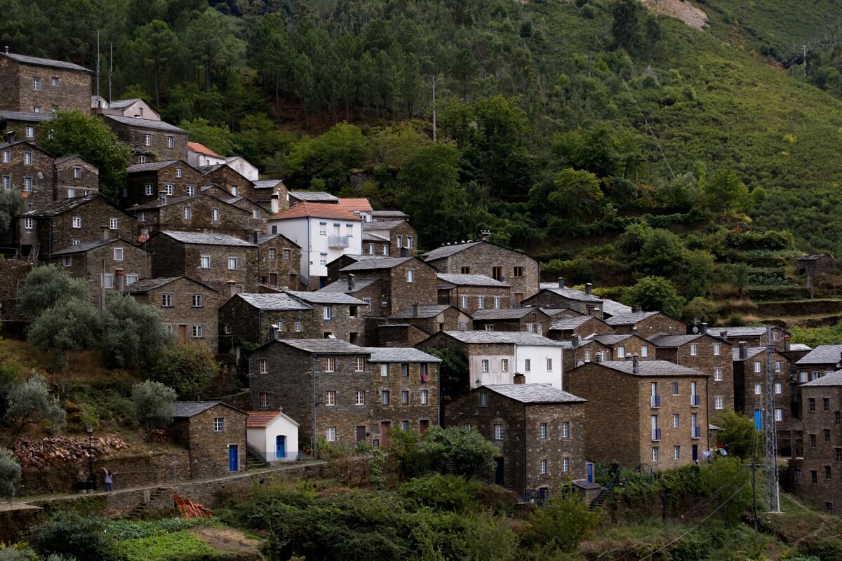 街道迷人的山村在绿树成荫的皮奥多 葡萄牙建筑葡萄牙历史