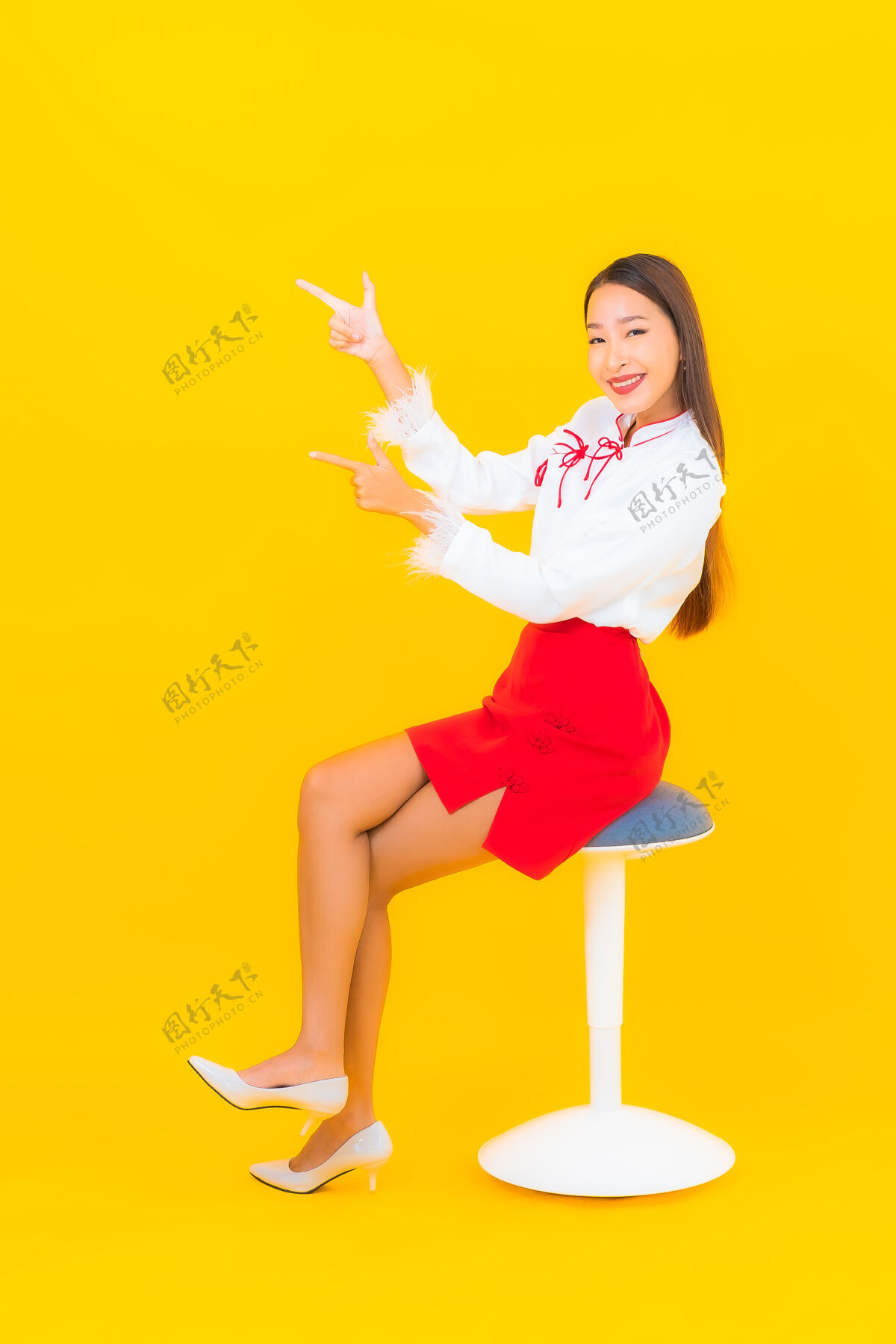座位美丽的亚洲年轻女子坐在黄色的椅子上休闲成人女人