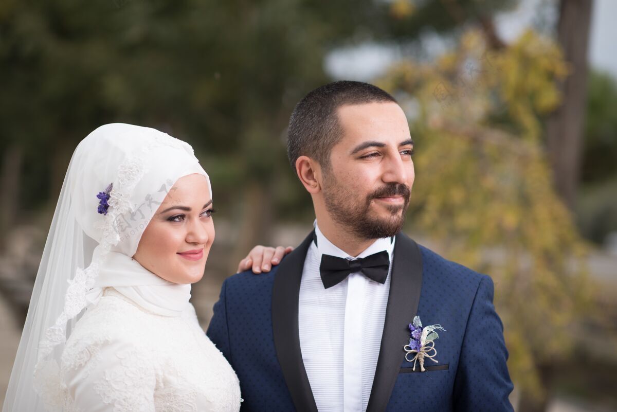 浪漫年轻的穆斯林新郎新娘婚纱照伊斯兰头巾穆斯林