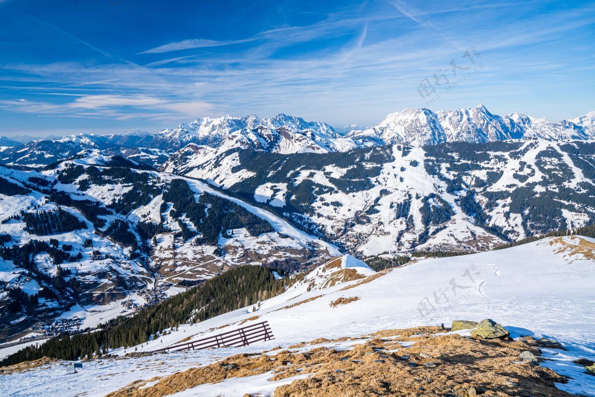 山峰蓝天下白雪覆盖的阿尔卑斯山的迷人镜头奥地利晴朗风景