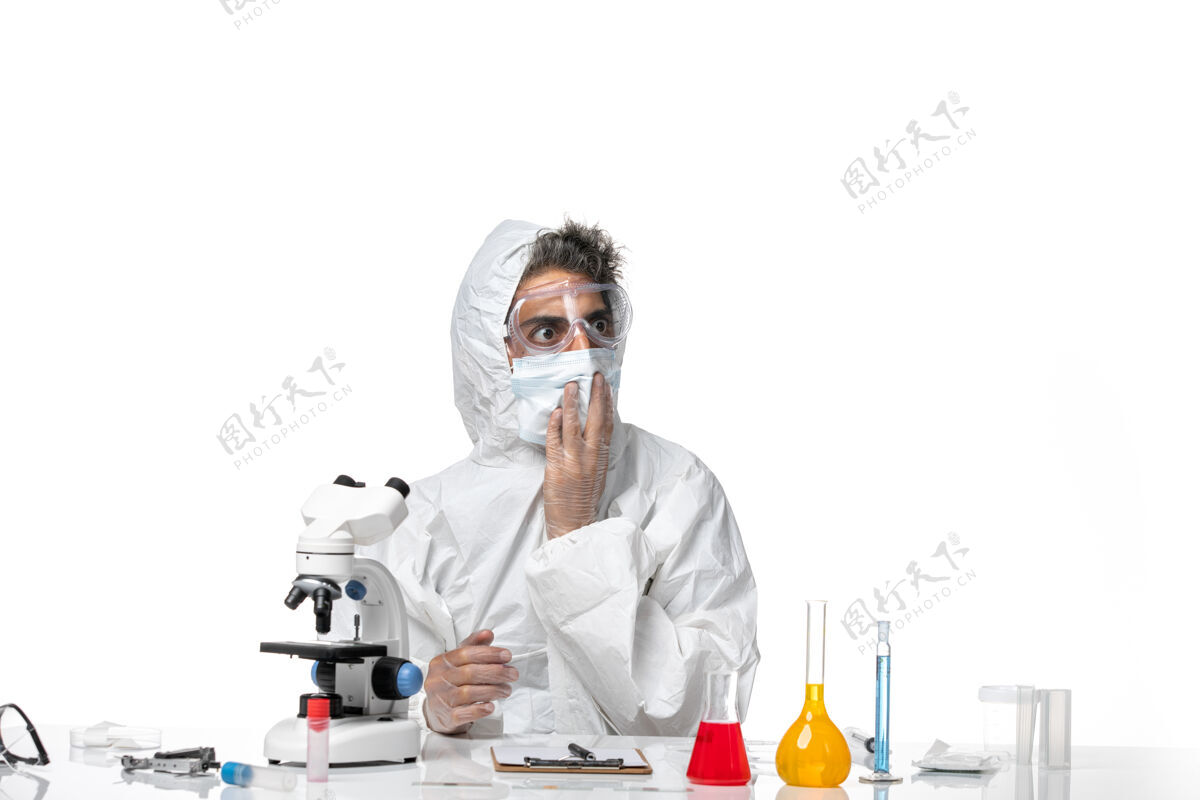 实验室外套男医生穿着防护服 白色带无菌口罩医疗绝育男医生