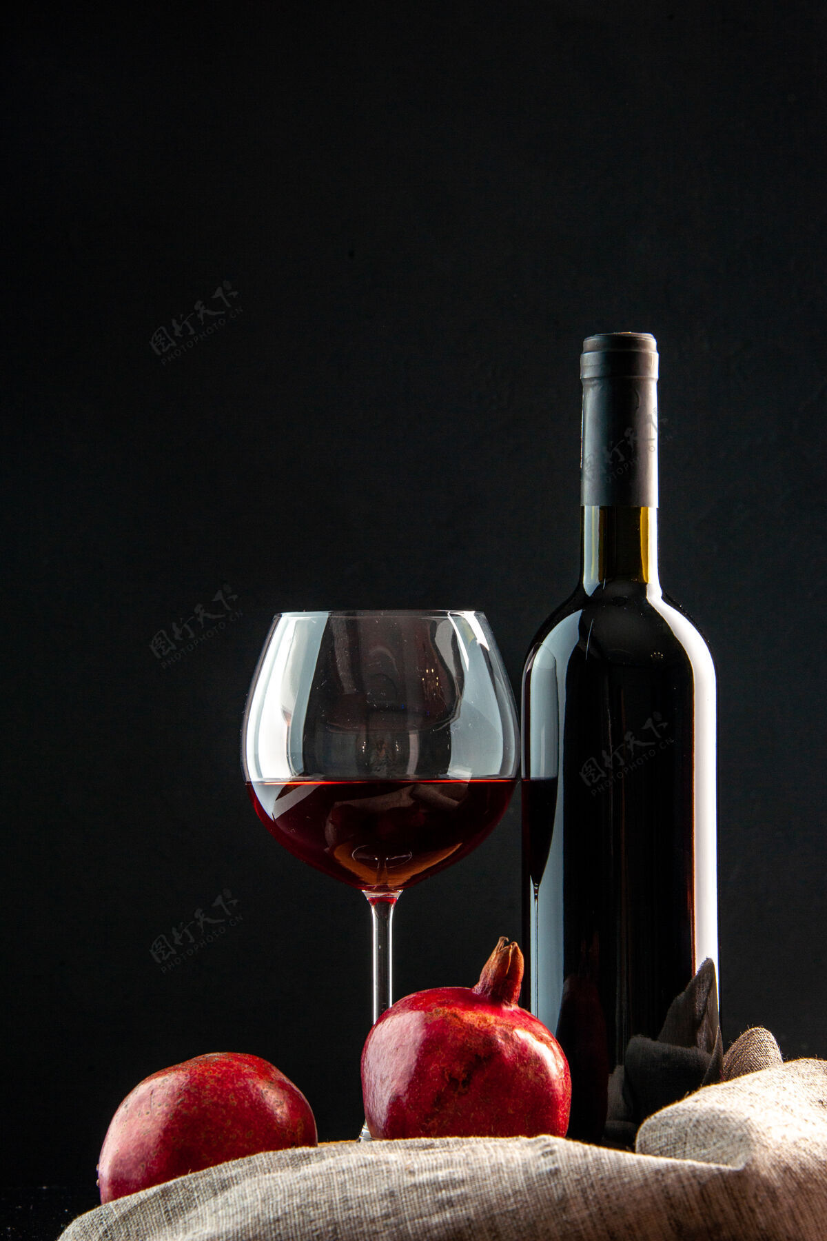 酒精正面是一瓶葡萄酒 黑色背景是一杯葡萄酒正面聚会香槟