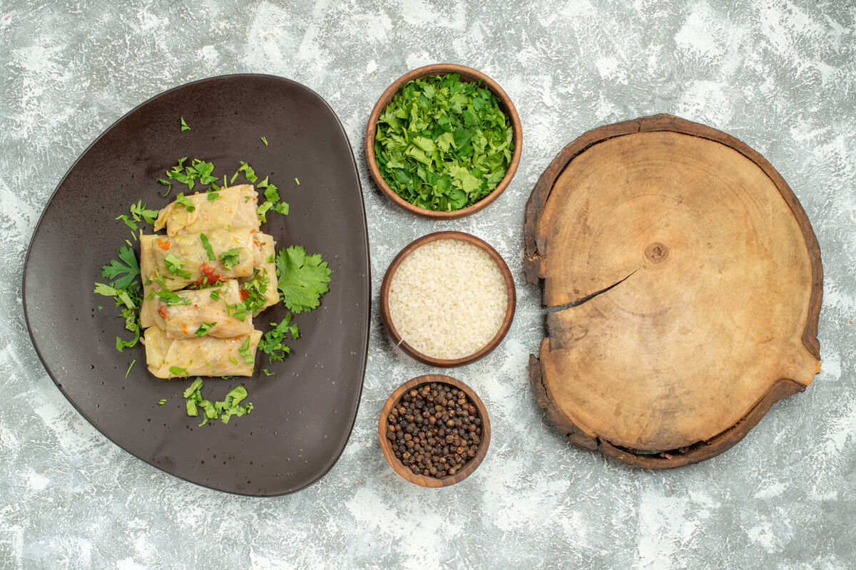 晚餐俯视图美味的卷心菜dolma由磨碎的肉和绿色的白色背景组成晚餐胡椒食物盘肉鳄梨酱蔬菜绿色