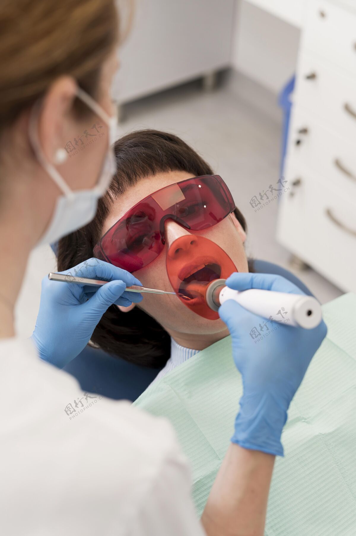 垂直在牙医那里做手术的女病人病人牙医女性
