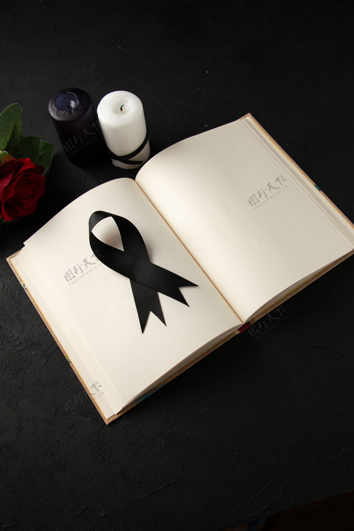 葬礼打开的书的俯视图 黑色的墙上有黑色的悼念蝴蝶结顶部死亡黑色