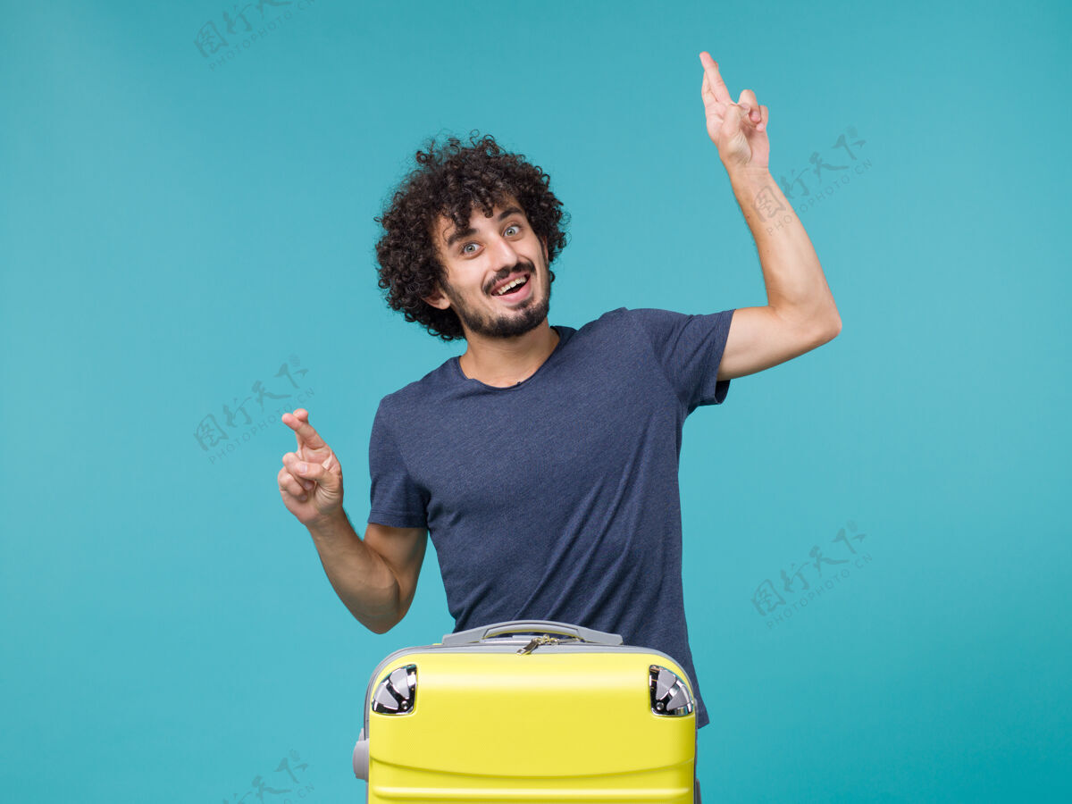 旅行带着蓝色黄手提箱的度假男人假期人物旅行