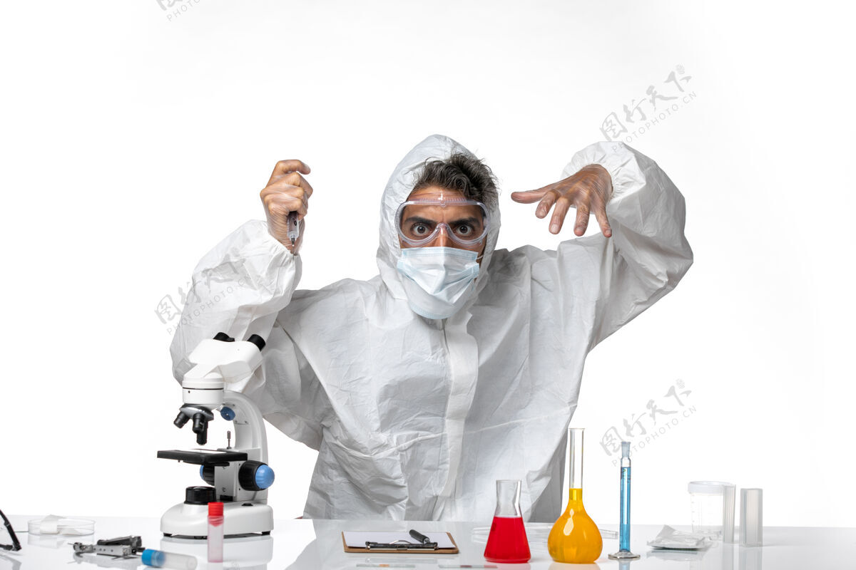 医疗男医生穿着防护服 带着消毒口罩 浅白色的皮肤上有注射液注射男医生外套