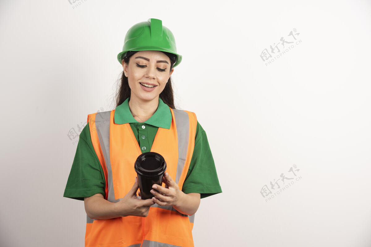 热微笑的女建造师看着黑色的杯子高品质的照片茶专业年轻