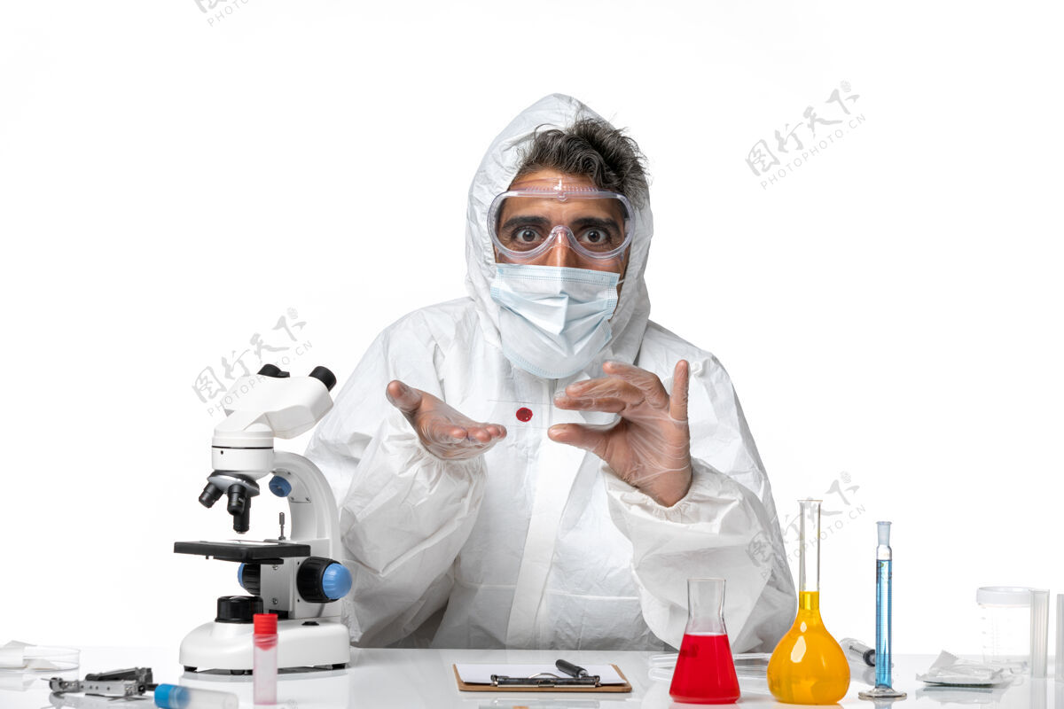 男人男医生穿着防护服 带着消毒口罩 手里拿着淡白色的东西西装持有查看