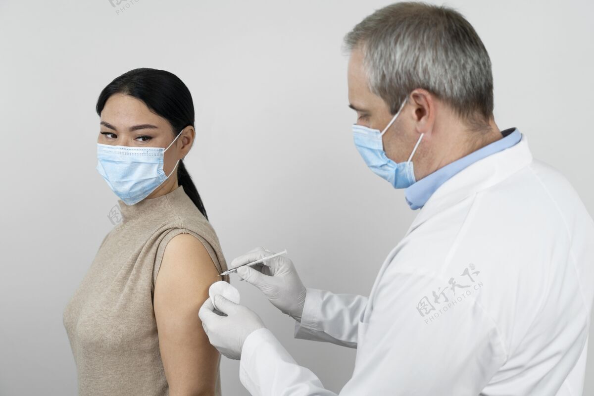 保护医生给女病人注射疫苗免疫医生解毒剂