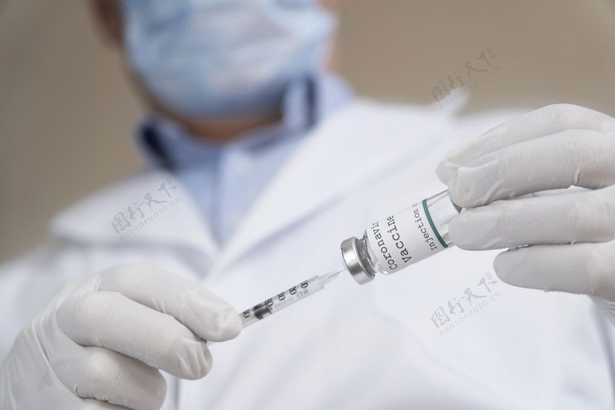 解毒剂男医生拿着带注射器的疫苗瓶治疗注射注射