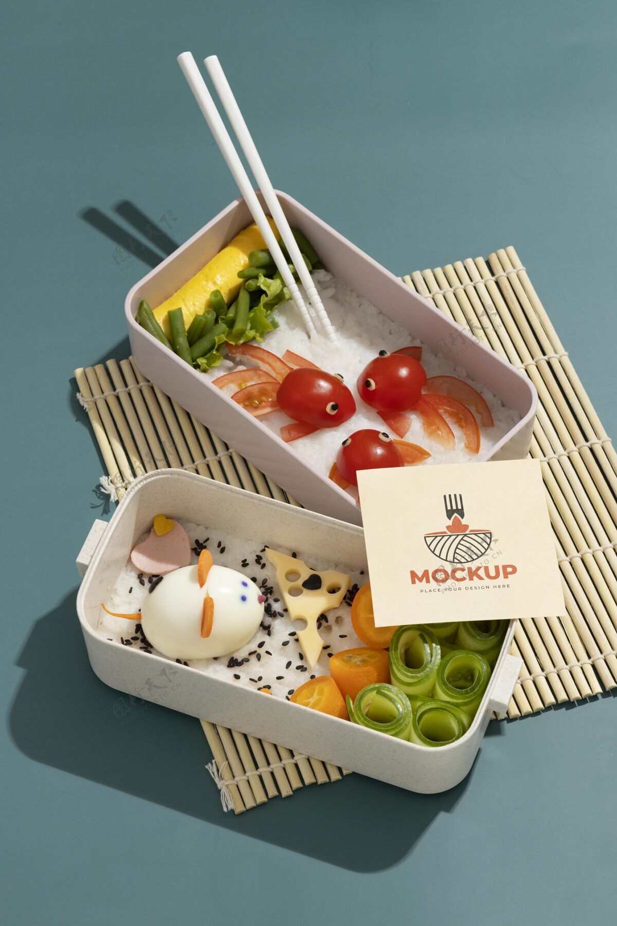 日本带模拟卡的便当盒的布置容器午餐健康