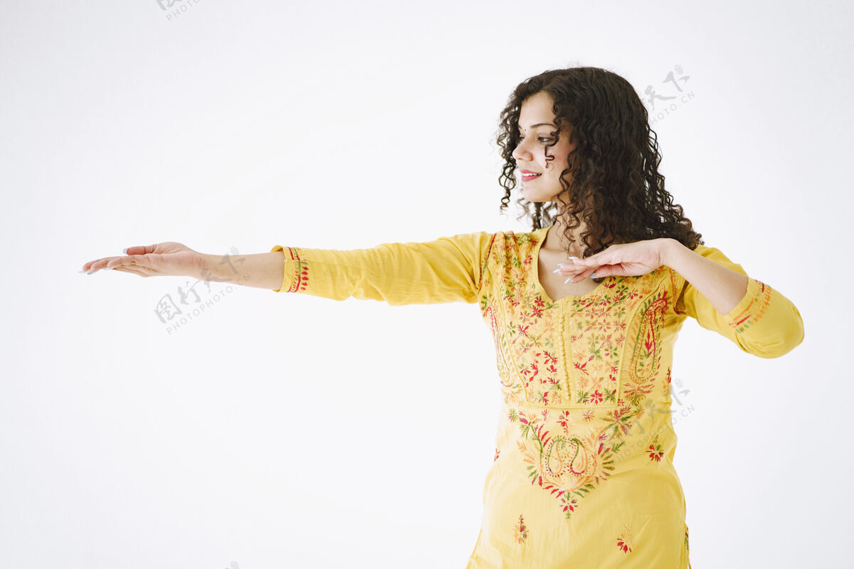 活力年轻迷人的印度女人 穿着传统服装在白色背景下跳舞的女人传统宗教Mudra