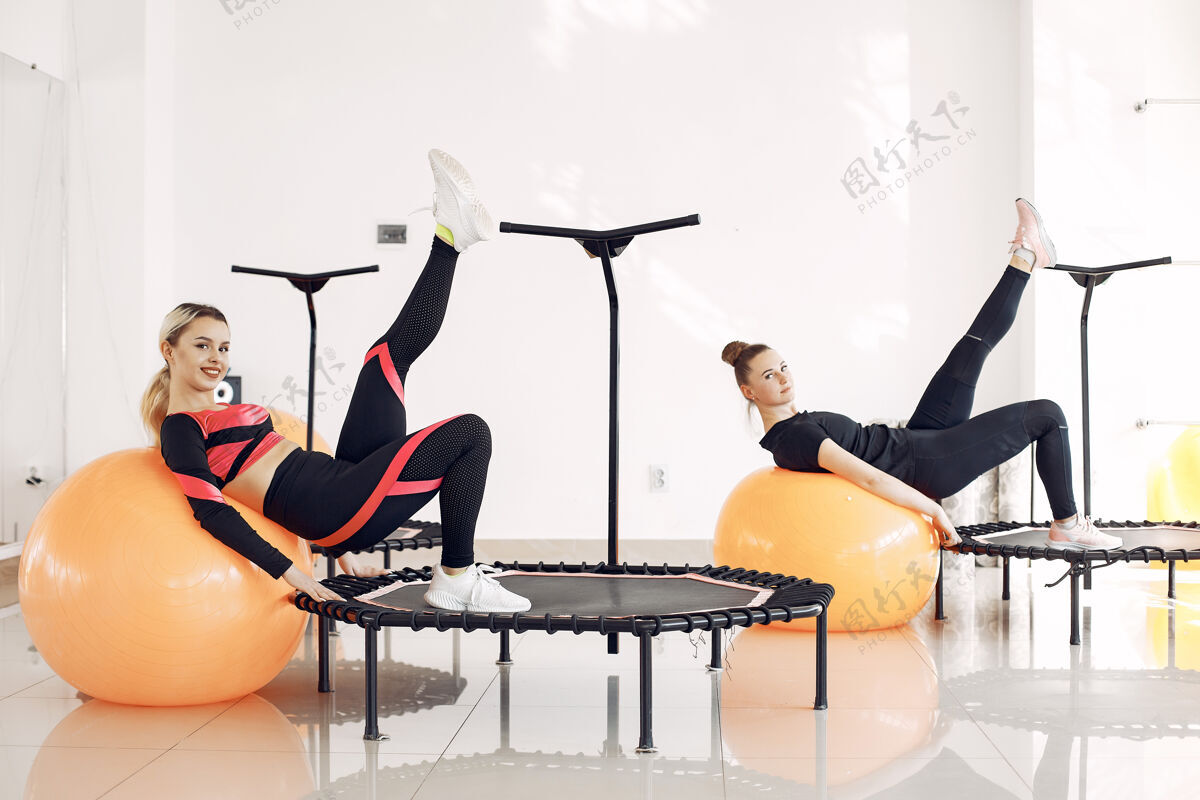 腿部女子团体蹦床运动健身锻炼中心健身迷你