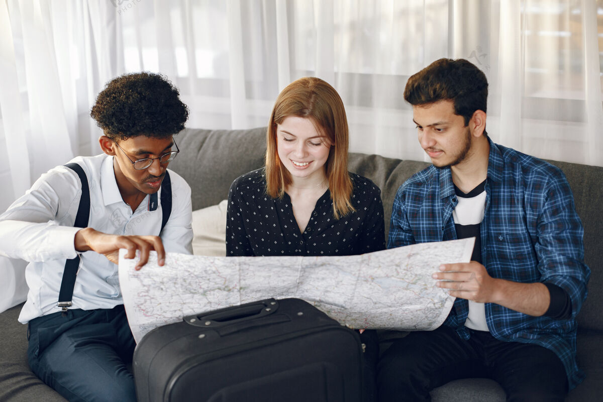 会议计划旅行的快乐朋友圈在家里查看地图的环球旅行者欧洲和印度民族指向选择准备