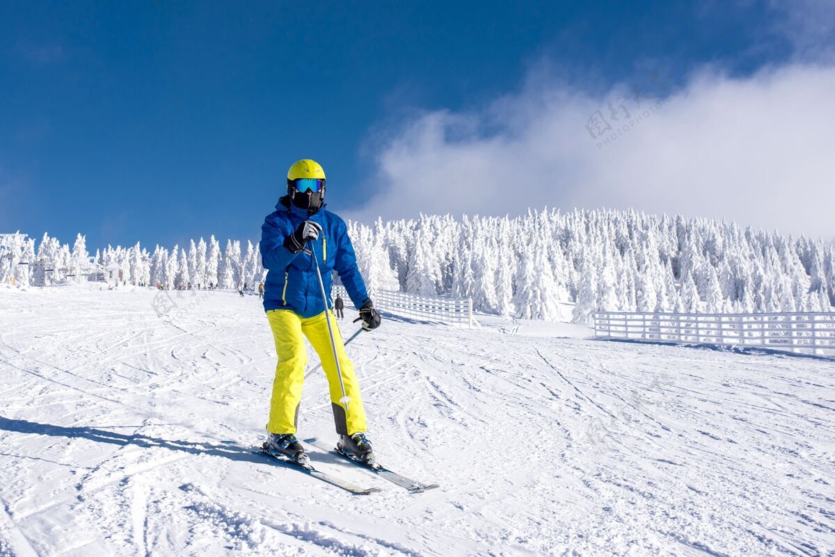 休闲年轻的滑雪者在运动与美丽的冬季景观成人空气兴奋