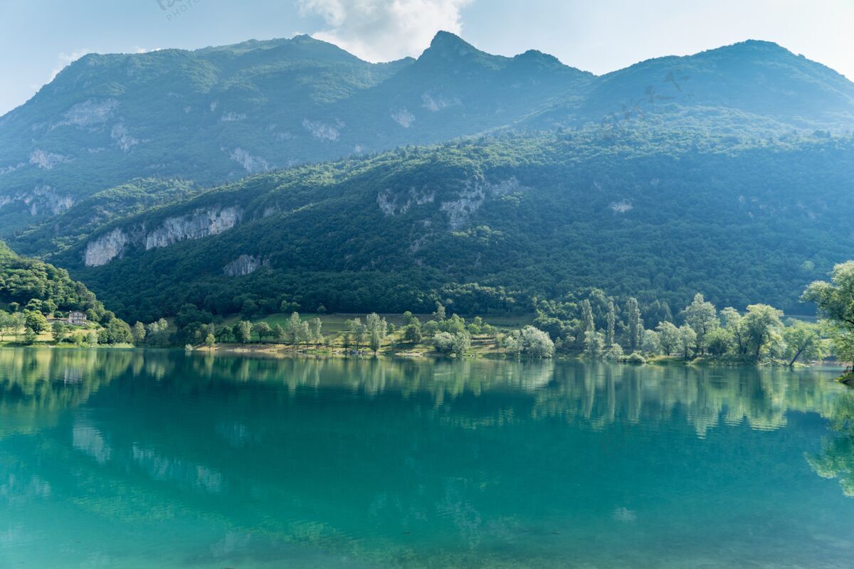 风景美丽的景色坦诺湖平静 位于特伦蒂诺 意大利在白天夏天岩石倒影