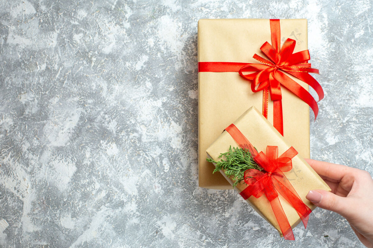 年顶视图圣诞礼物包装与红色蝴蝶结白色圣诞节彩色假日照片礼物新年鞠躬盒子包装