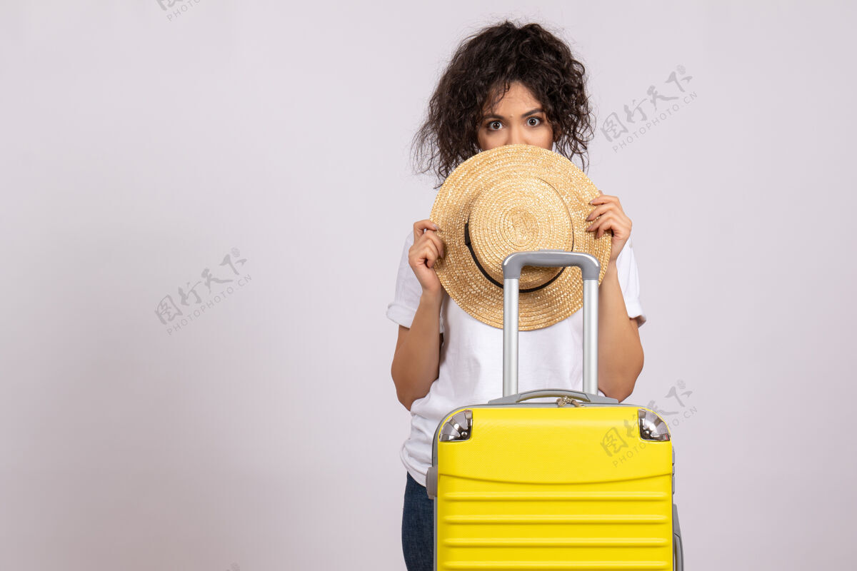 挂锁正面图年轻女性带着黄色的袋子准备旅行 背景是白色的旅游度假飞机 航程是彩色的安全锁旅行