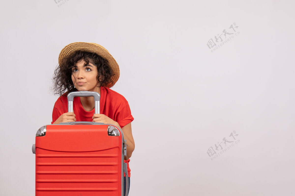 旅行正面图年轻女性带着红包准备乘坐白色背景的阳光航行飞机旅游度假彩色休息飞行休息孩子飞行