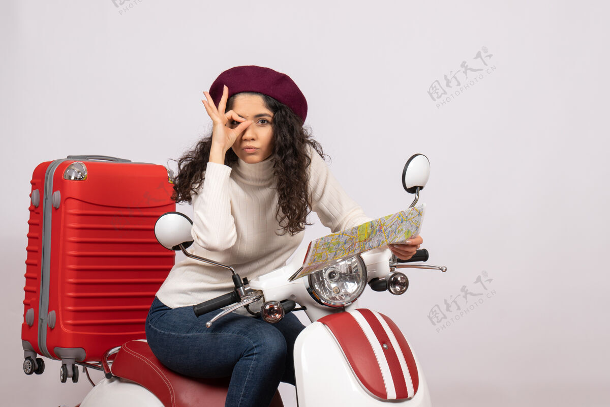 自行车前视图年轻女性骑自行车拿着白色背景上的地图飞行道路摩托车度假车城市速度颜色持有摩托车道路