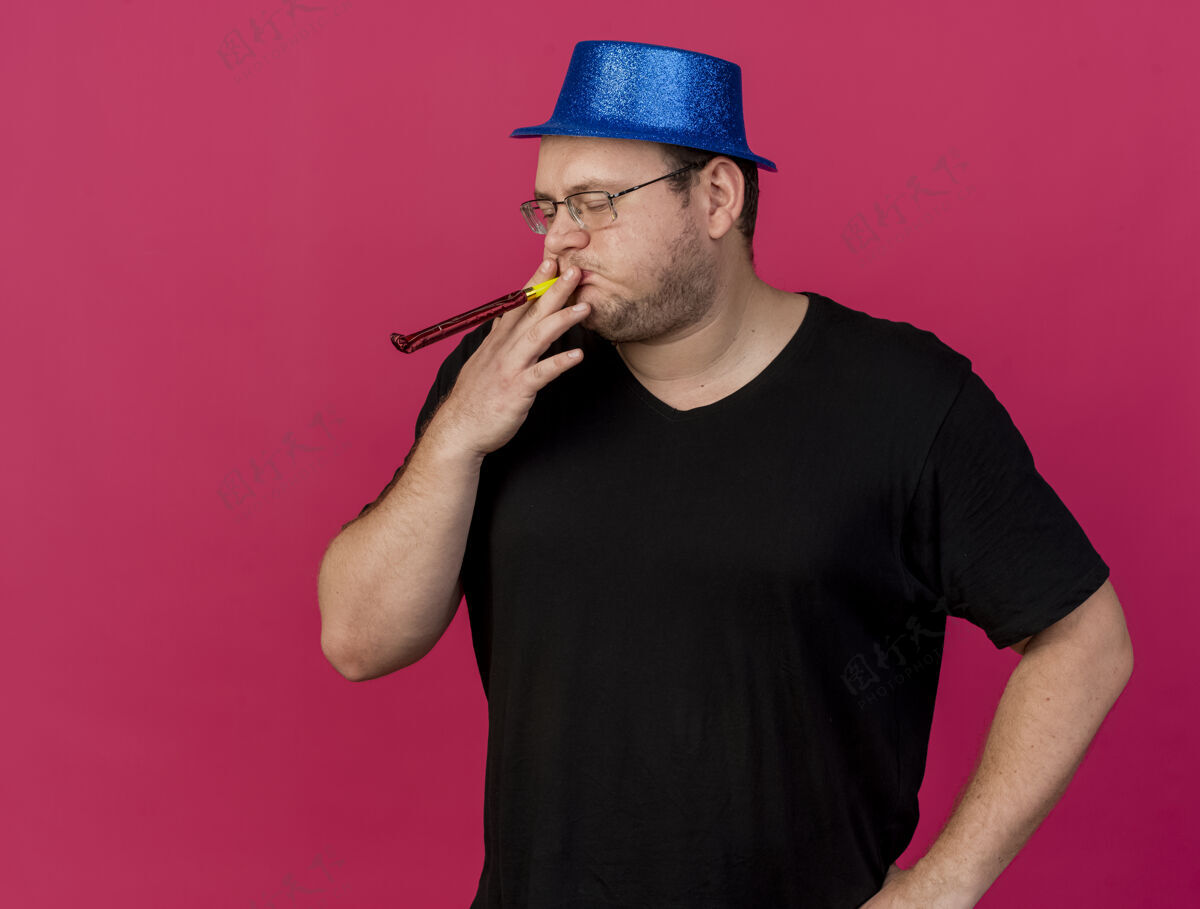 眼镜戴着眼镜 戴着蓝色派对帽 吹着派对哨子的未获释的成年斯拉夫男子复制吹男人
