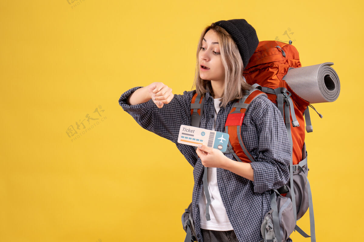 女旅客女旅客背着背包拿着检票时间黑发肖像成人