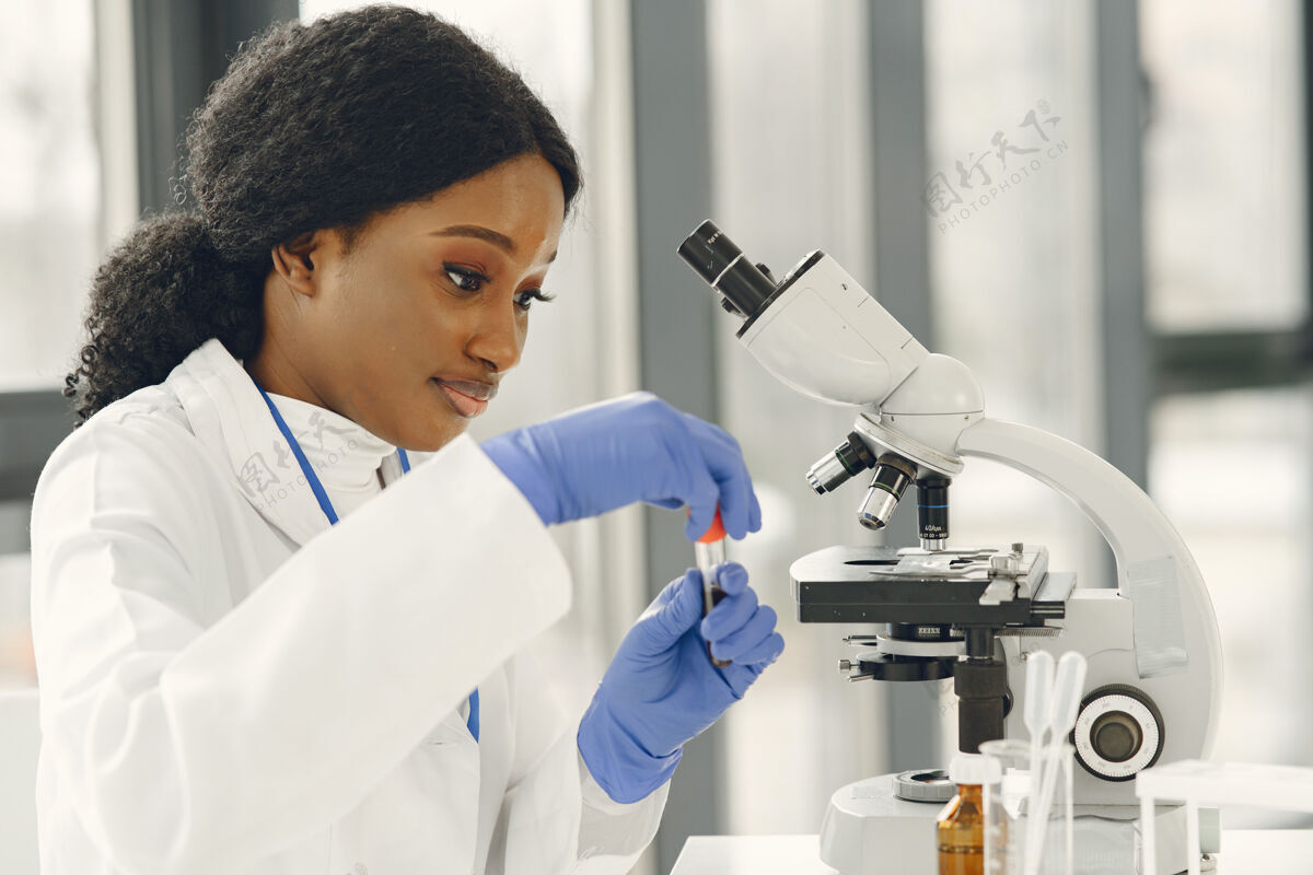 生物学家医学博士 一个拿着显微镜工作的女孩年轻的女科学家在做疫苗研究物理医院创新