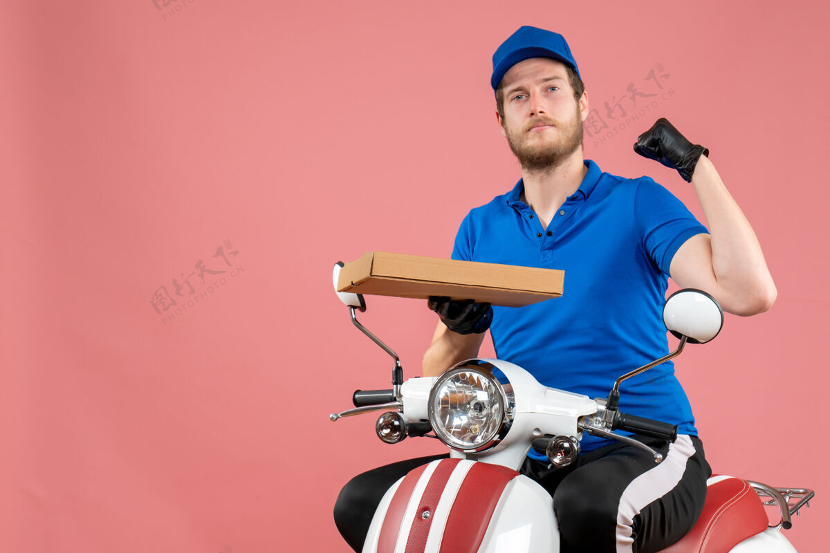 自行车正面图男性信使坐在自行车上 拿着粉红色的比萨饼盒坐着男信使服务