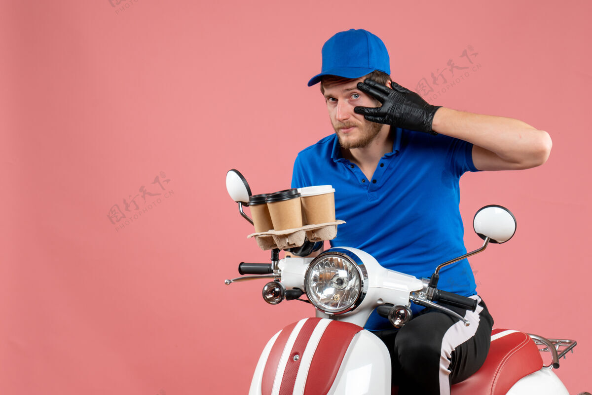 人正面图男性信使坐在自行车上拿着咖啡杯的粉红色工作送货工人