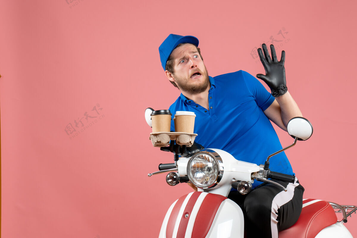 送货正面图男性信使坐在自行车上拿着咖啡杯的粉红色工作坐着工作