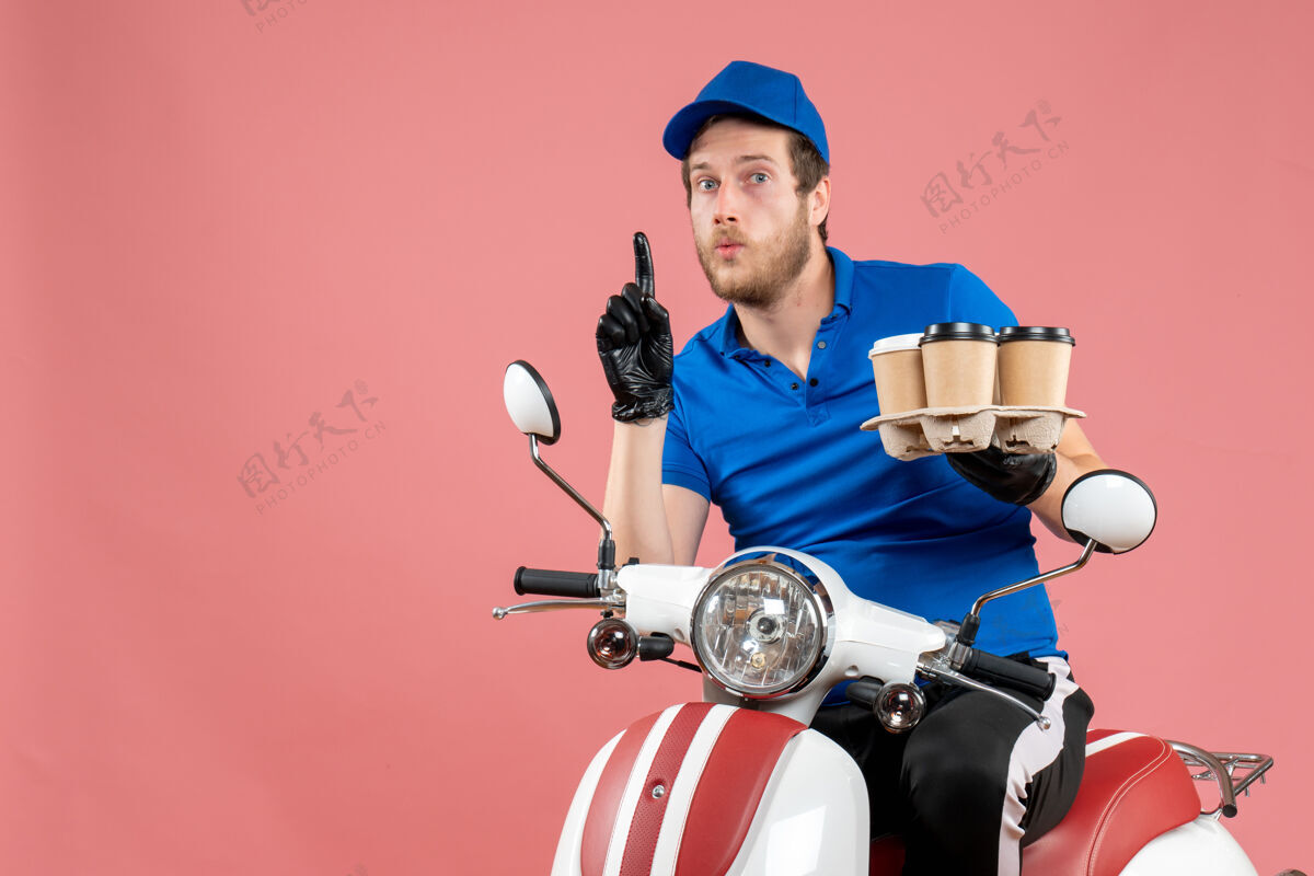 杯子正面图男性信使坐在自行车上拿着咖啡杯的粉红色制服工人人