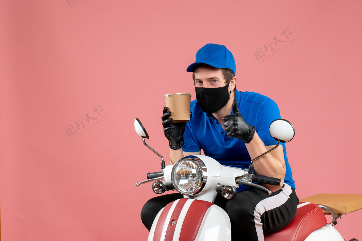 传送带正面图男性信使坐在自行车上 拿着一个粉红色的大咖啡杯车辆大工作