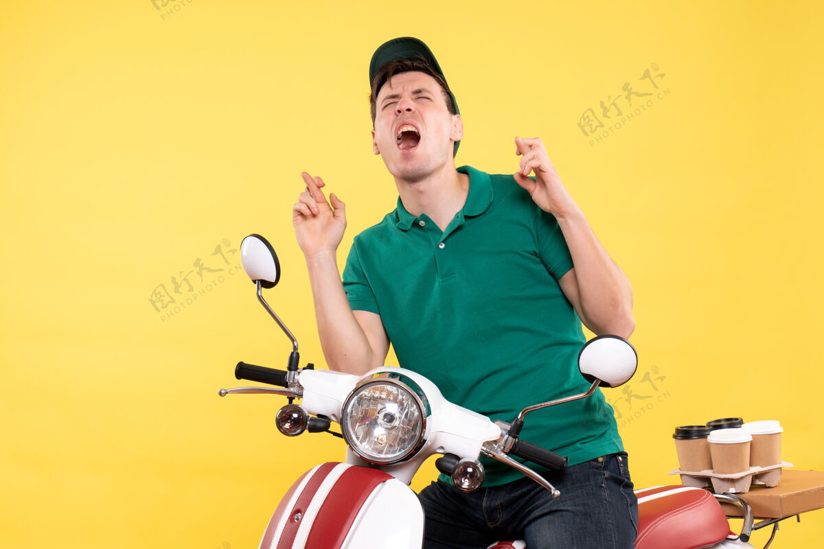 摩托车前视图男性快递骑自行车黄色成人制服工作