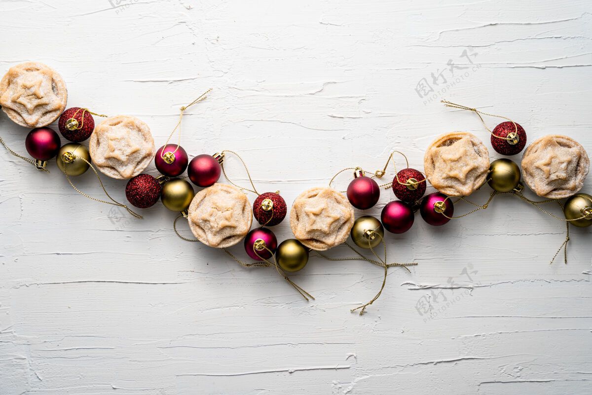 节日美丽的圣诞树球和肉馅馅饼组成的白色表面年水平圣诞