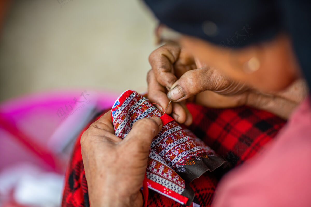 衣服女裁缝缝纫女人人
