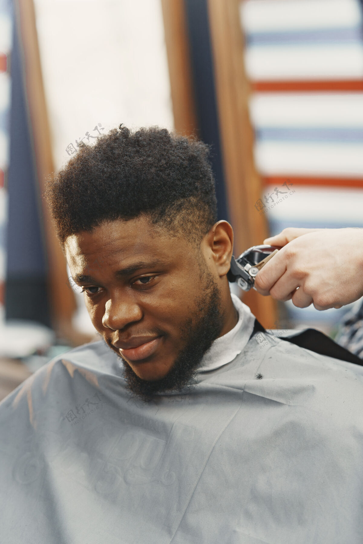 脸年轻的非洲裔美国人来理发店理发师男性头发