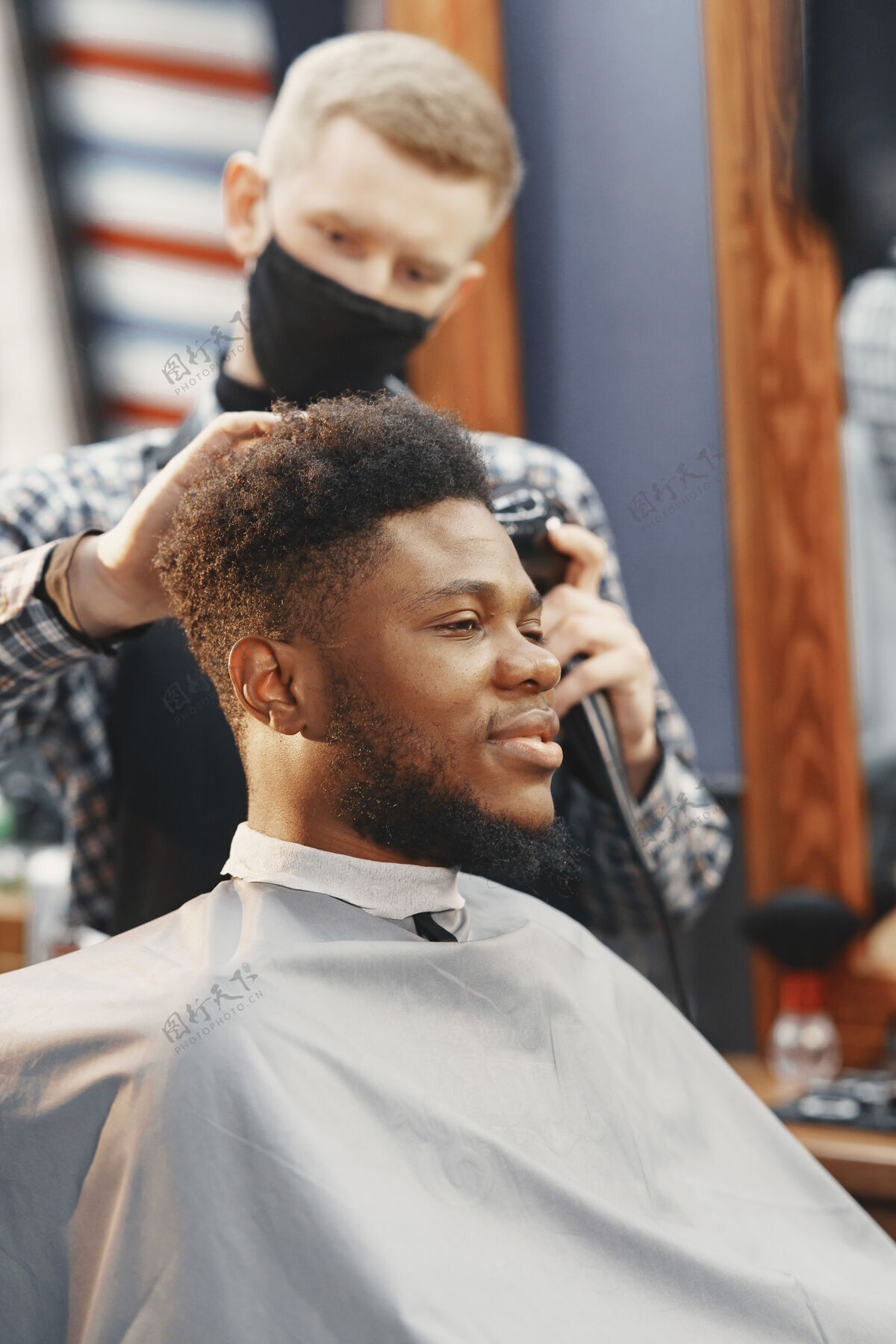 非洲人年轻的非洲裔美国人来理发店工作人黑