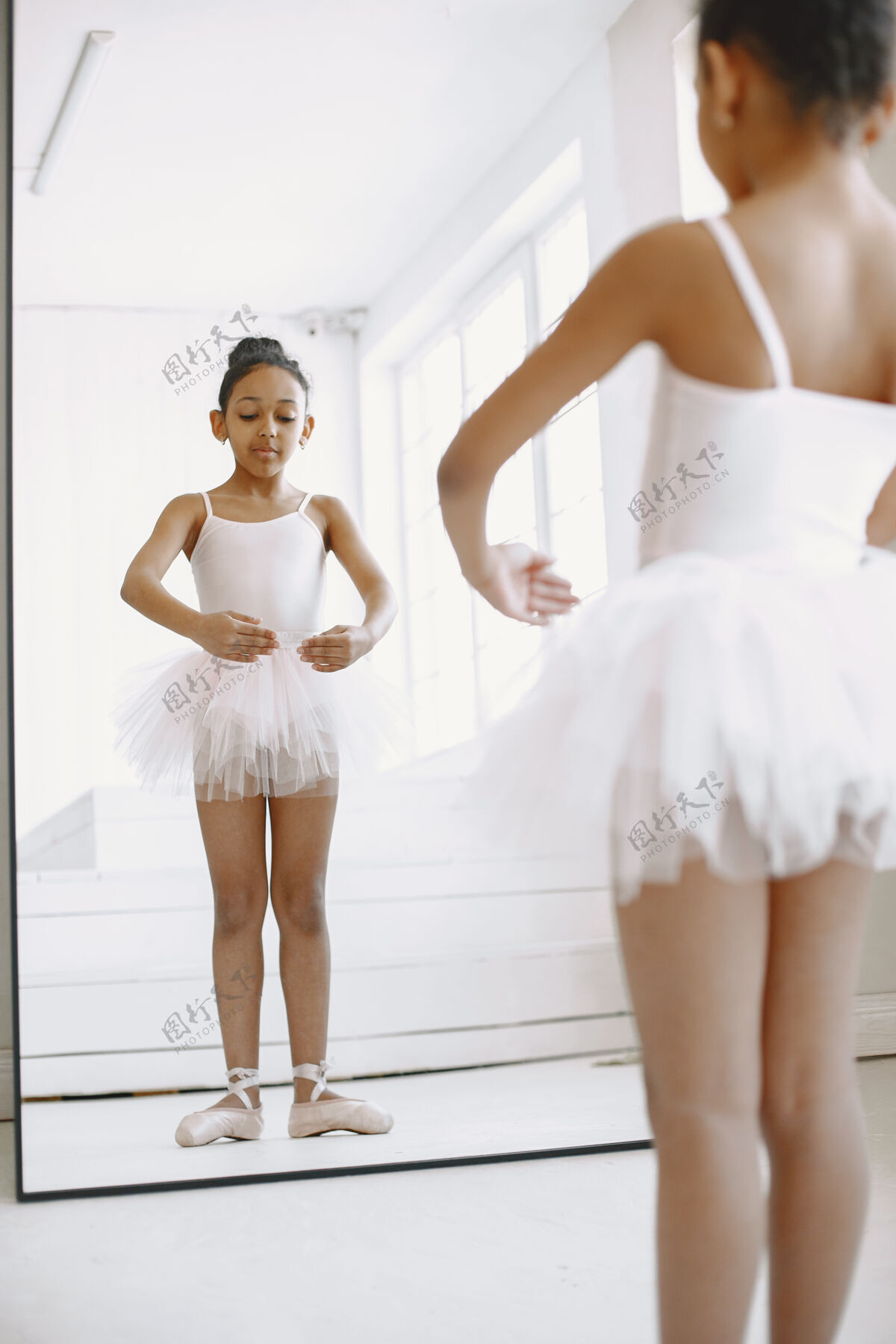 经典可爱的小芭蕾舞演员孩子在房间里跳舞孩子在舞蹈课上活动教育房间