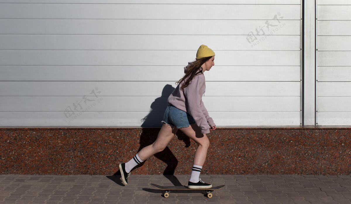 青年在外面滑冰的女孩城市女孩运动